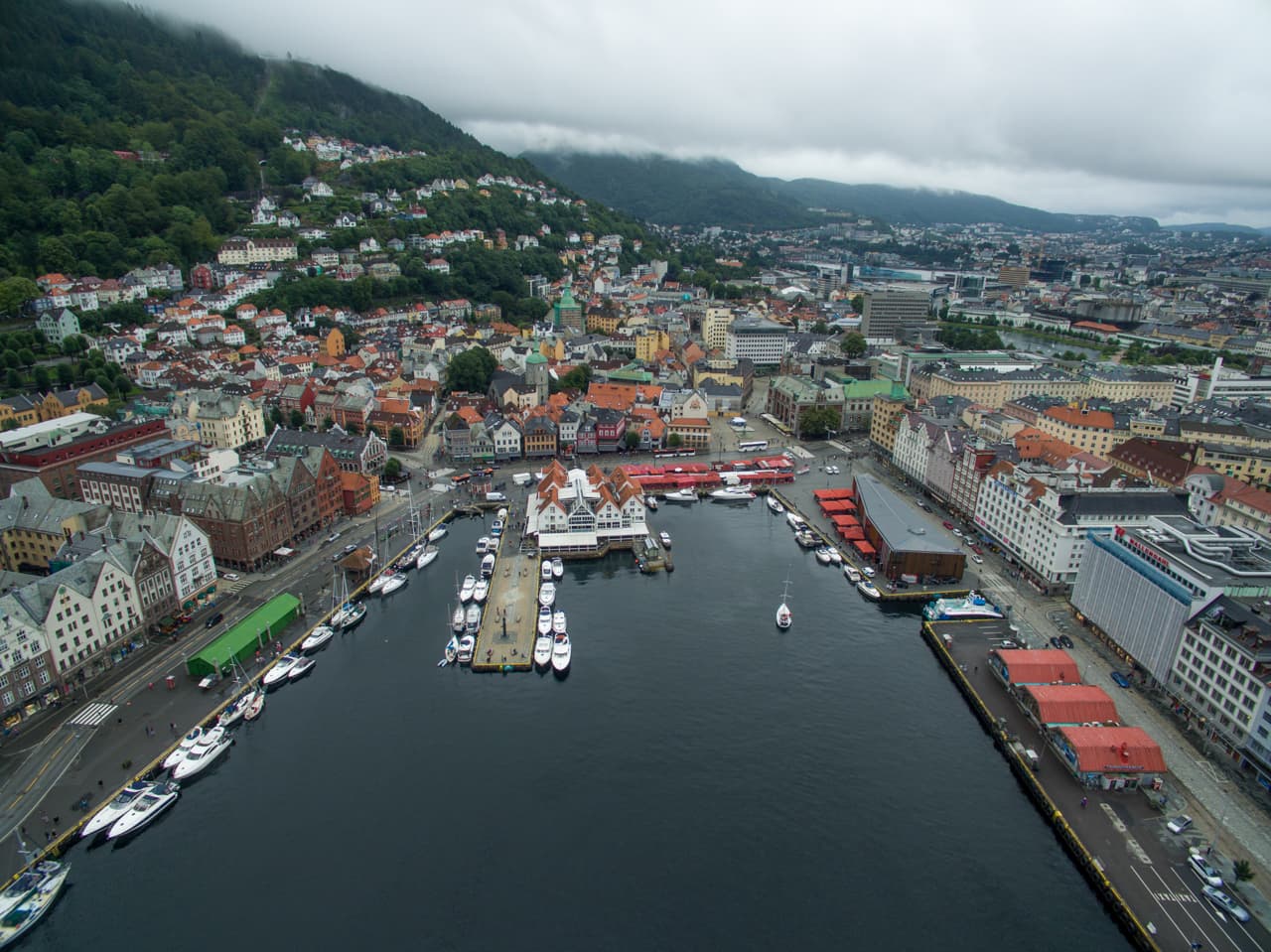 Bergen og havnen sett ovenfra