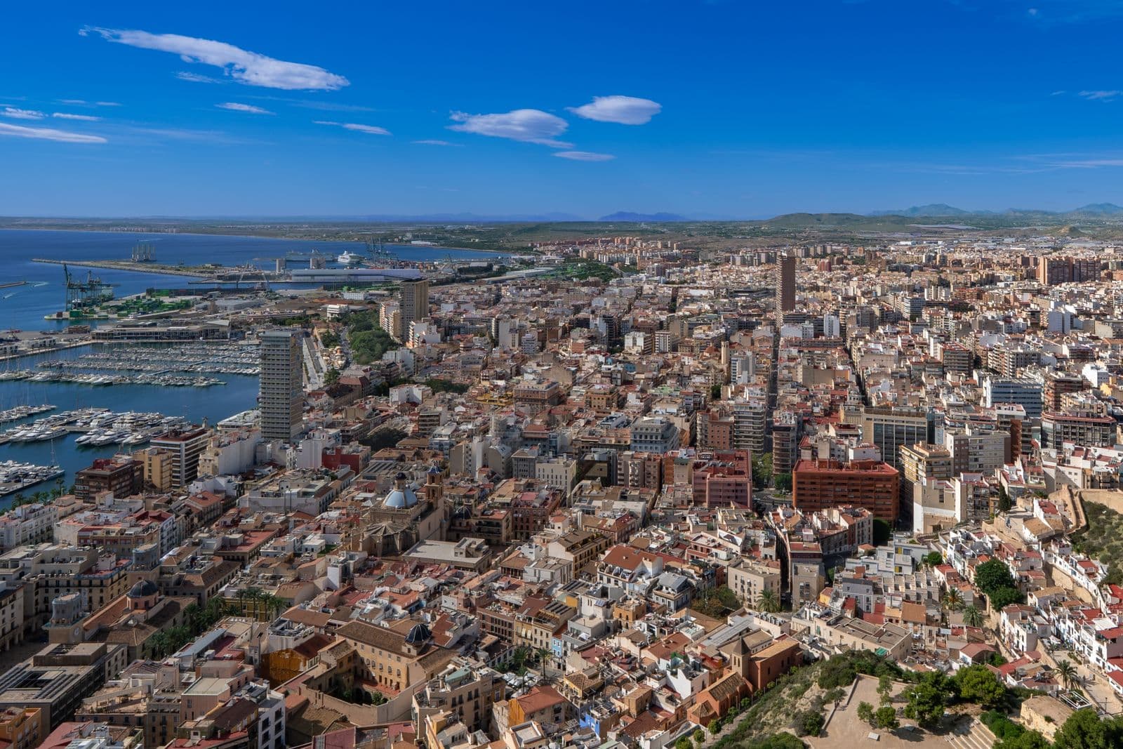 Alicantes by og kyst sett ovenfra