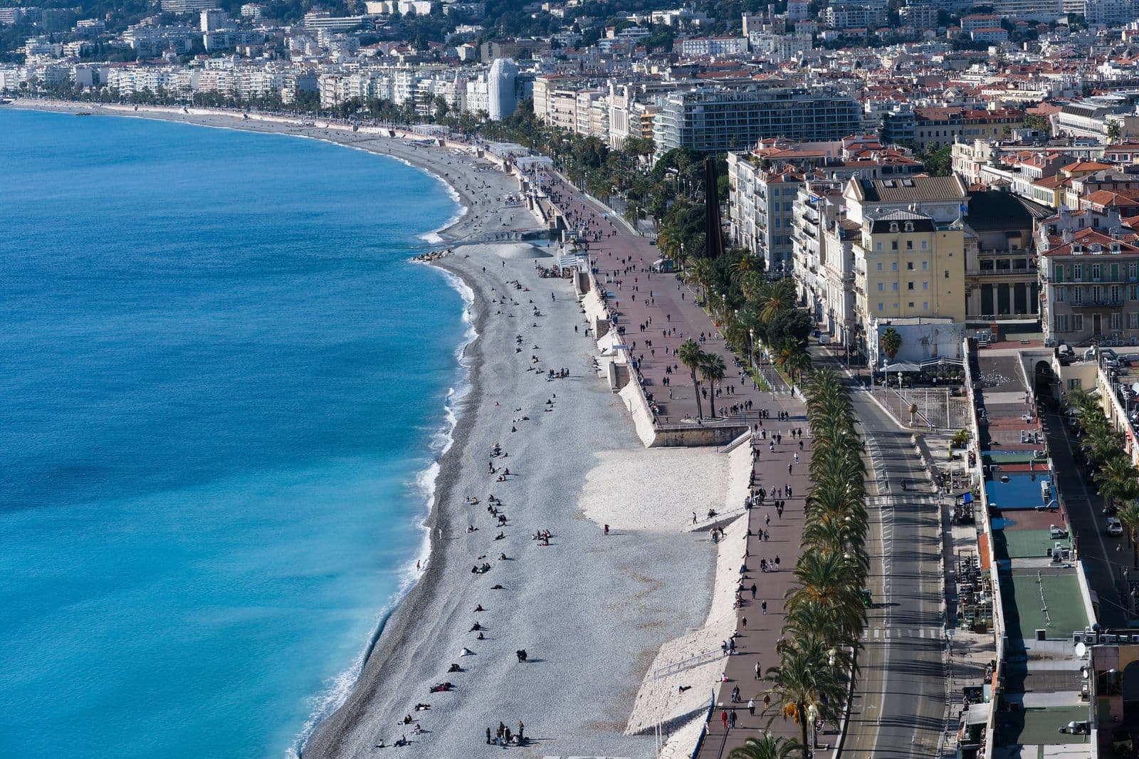 Den blå bukten og strandpromenaden i Nice