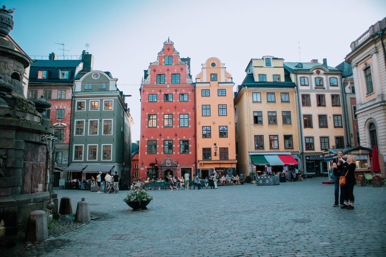 Fargerike fasader ved Stortorget i Stockholm